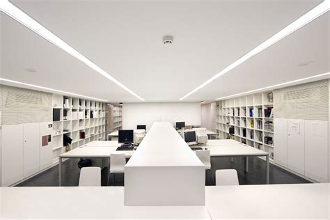 Todas características clave en pdf y online de los diferentes planos de viviendas que formaron la remodelación de una zona devastada por las inclemencias del tiempo. Local comercial para despacho de arquitectos / BmésR29 ...
