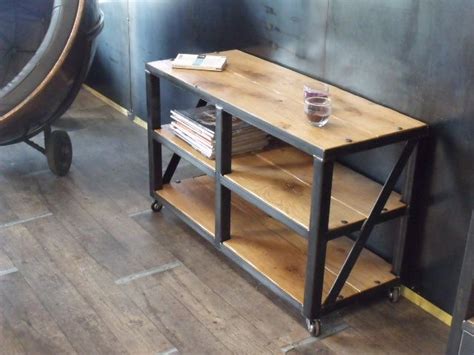 Salon de style industriel, meuble style industriel pas cher pour le salon style industriel. Petite étagère sur roulette en bois et métal | Etagere ...