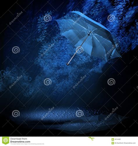 Parapluie sous la pluie photo stock. Image du loin, foncé ...