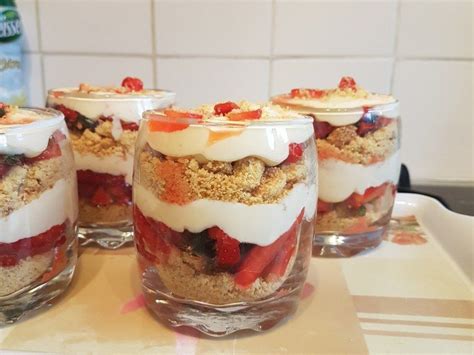 Moule charnière de 20 cm de diamètre. Verrines à la fraise et aux palets bretons | Recette ...