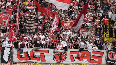Fußball Ultras Sammeln Und Kaufen In Corona Krise Für Ältere Ein