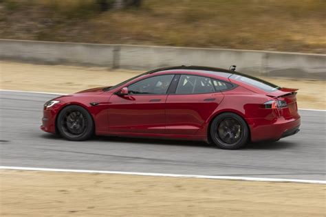 La Tesla Model S Plaid Intègre Un Aileron Arrière Rétractable Pour Les