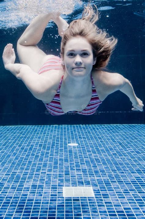 Frau Unterwasser Stockfoto Bild Von Kaukasisch Schwimmbad 6770206
