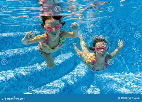 Niños Que Nadan Bajo El Agua En Piscina Imágenes De Archivo Libres De