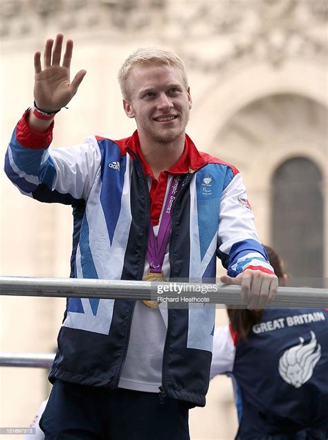 100m Paralympic Gold Medalist Jonnie Peacock Waves To The Crowd News