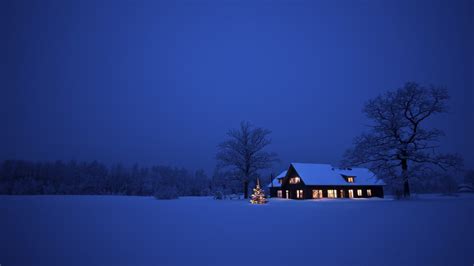 Lonely House Winter Landscape And Christmas Tree Sfondi Gratuiti Per