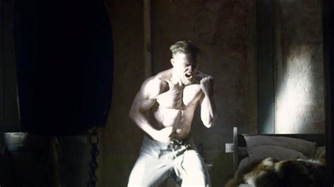 Watch Charlie Hunnam Rock Pounds Of Muscle In Behind The Scenes Look At King Arthur Youtube