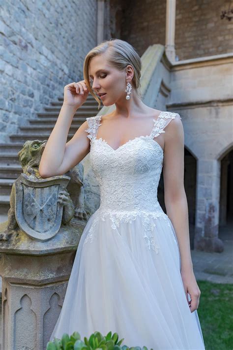 Wenn man durch dortmund geht und in die schaufenster schaut, kann man sich ein bild von den verschiedenen. Brautkleid Leona | Marinette Brautmoden | Dortmund