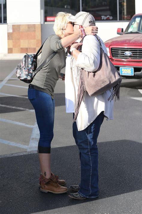 Paris jackson celebrates badass mom's final chemotherapy treatment. Paris Jackson Reunites With Estranged & Sick Mom Debbie Rowe