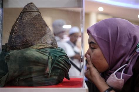 Pameran Artefak Nabi Muhammad Tampilkan Tapak Kaki Hingga Turban