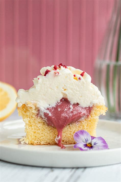 Als erstes werden die eier mit dem weißen und braunen zucker, sowie dem vanillezucker aufgeschlagen wenn der kuchen komplett abgekühlt ist, kann es mit dem frosting weitergehen. Himbeer Cupcakes mit Frischkäse Frosting & Himbeer Curd ...