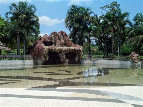 Kolam air panas alami atau sering juga disebut dengan danau termal memiliki sumber air hangat yang berasal dari dalam bumi. Buka Minda: Hotspring Sungkai, Perak (air panas)