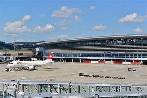Landebahnen, ein landseitiges terminal sowie drei luftseitige terminals. Neue Terasse am Flughafen Zürich | Austrian Wings