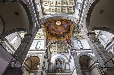 Die verkaufsstände der händler ziehen sich bis zur halle des mercato centrale hin. Basilica San Lorenzo, Florence, Italy Editorial Photo ...