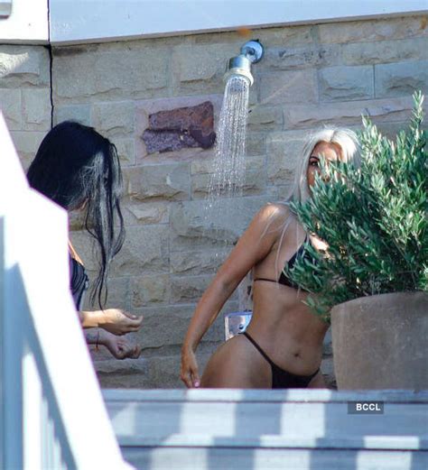 Kim Kardashian Turns Up The Heat On The Beaches Of Turks And Caicos Islands Pics Kim