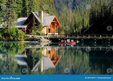 Casa De Madera En Emerald Lake Yoho National Park Canadá Foto De