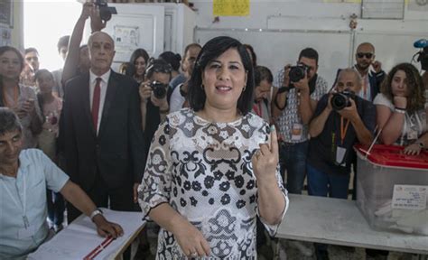 وكانت عبير موسي تقوم بنقل مباشر لأحداث الجلسة، قبل أن يتوجه إليها النائب الصبحي صمارة، ويعتدي عليها بالضرب لمنعها من التصوير، بحسب قناة نسمة الخاصة. تونس.. نواب يطالبون بالتصدي لمحاولات عبير موسي "تعطيل البرلمان" - المدينة نيوز