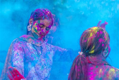 Holi Indias Stunning Festival Of Colors The Vale Magazine