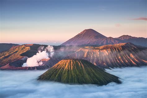 Gambar pemandangan alam indonesia kali ini akan membahas tentang salah satu pemandangan alam jawa timur terbaik, bisa jadi milik gunung bromo, apalagi kalau dilihat dari view point pananjakan.tidak akan pernah rugi pergi kesana meski berangkat dini hari untuk melihat sunrise dari pananjakan. Paket Wisata Bromo Midnight Gunung Bromo Pesona Indonesia