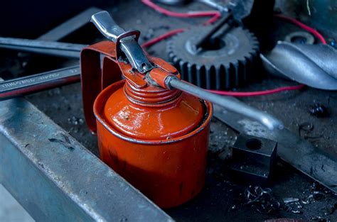 Aktualne przepisy określające dopuszczalne w technice jednostki i wielkości określa jednostki ciśnienia, naprężenia mechanicznego. Jakie są przyczyny niewłaściwego ciśnienia oleju silnikowego?