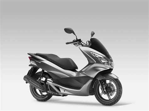 Its stunning looks have always grabbed attention, never more so than now, but, hidden away beneath the swooping bodywork, are details that make life that much easier. Honda PCX 125 - Alle technischen Daten zum Modell PCX 125 ...