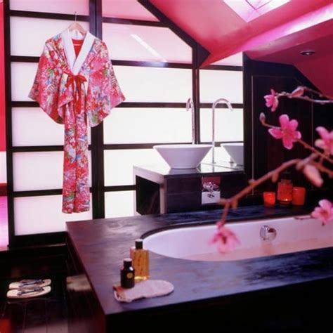 The oriental style, with its colors and rich materials, will transform your bathroom into a real cocoon of well being. Ideas for Oriental Bathroom Trend