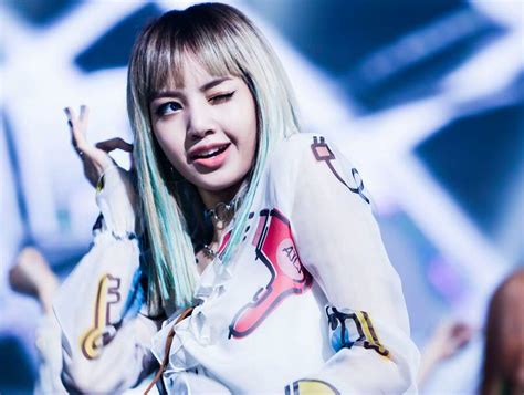 Jun 30, 2021 · begitu berbakat, lisa memang sudah berhasil mencuri banyak perhatian sejak debutnya bersama blackpink pada 2016 lalu. Lisa Manoban | BLINK (블링크) Amino