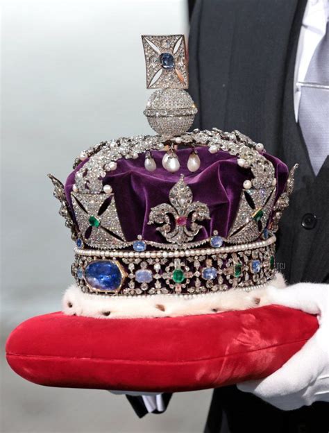 Pearl Choker Necklace Pearl Drop Earrings Tiara Hut Queen Elizabeth Crown Royal Monarchy