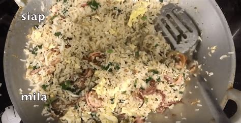 Sepinggan nasi putih sejuk 1 sudu besar minyak masak 1 biji bawang merah besar + 3 ulas bawang putih diblend 1 mangkuk kecil isi ayam 3 sudu besar sayur campur 3 tangkai cili padi diketuk 1 sudu kecil serbuk lada hitam 1 sudu kecil kicap 1 sudu besar sos. Resepi Melayu: Nasi Goreng Sotong Cili Padi - Daily Makan