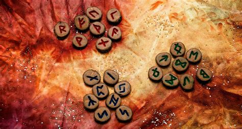Die runen sind die ältesten schriftzeichen der germanen, die vorangig zur ausübung von magie, selten hingegen zur verschriftlichung verwendet wurden. Das 24er Futhark - Ein Runen Alphabet voller Magie