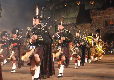 It is performed by british, commonwealth and international. Erleben Sie das Military Tattoo 2020 live - 3 Tage ...