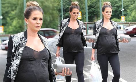 Heavily Pregnant Danielle Lloyd Shows Off Burgeoning Bump Daily Mail Online