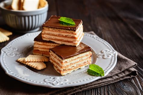 Iniziate dalla preparazione della crema pasticcera con cui andrete a farcire gli strati della torta: Torta di biscotti: come fare la torta di biscotti a strati