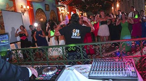 Dj's para bodas en granada experimentados conseguirán una mezcla de música perfecta, creando recuerdos eternos para todos los asistentes a tu boda o evento. Dj para Bodas. MÚSICA, BAILES Y SHOW en Dj bodas Sevilla