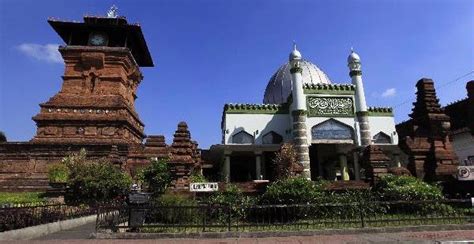 Walau islam menjadi mayoritas, tetapi indonesia bukanlah negara yang berasaskan islam. Akulturasi Budaya (Masjid Kudus) - Pertemuan 2