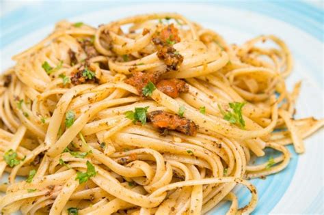 Intanto tritate aglio e prezzemolo molto finemente e cominciate a farli appassire in una padella ampia. Linguine ai ricci di mare: la ricetta del primo piatto di ...
