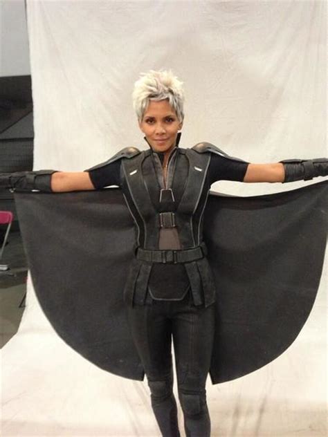 Halle Berrys Baby Bump Concealed In X Men Storm Costume Latimes