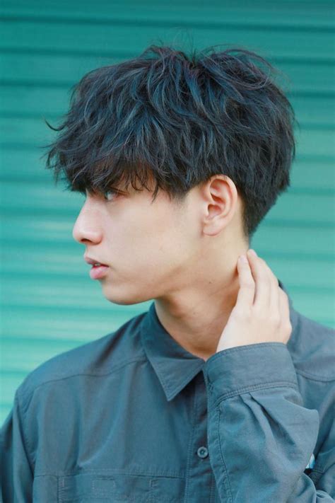 This is a hairstyle you might have seen around western college campuses a lot and which young korean men 7. Check out this! #midlengthmediummenshairstyles | Mens ...