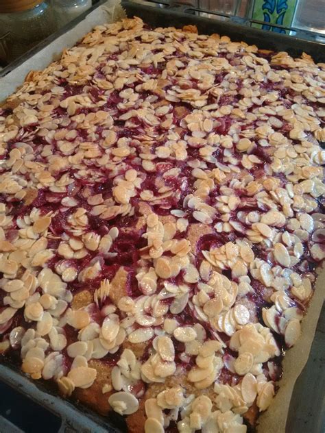 Zucker nach und nach unterrühren, so lange rühren. Mandel-Kirsch-Kuchen mit Marzipan | Kirschkuchen ...