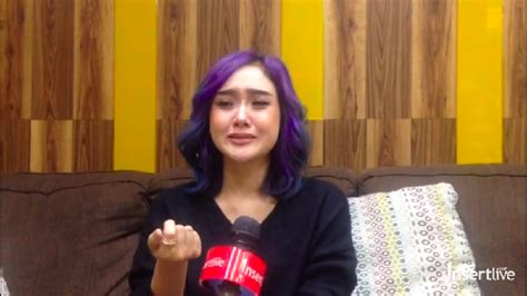 Hatiku hancur dan air mata mengalir di pipiku saat melihat betis putraku hampir sobek karena dipukul oleh guru. khairil sadar bahwa anaknya mungkin memang nakal. Cita Citata Menangis dan Akui Hatinya Hancur karena Cinta ...
