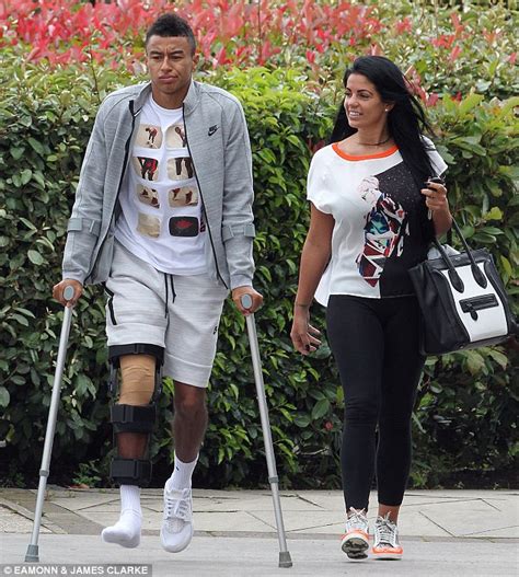 Jesse lingard's brother louie scott: Jesse Lingard leaves hospital with leg in a brace after ...