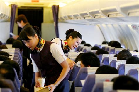 《中国机长》刷新大众对“空姐”认知 她们集美貌、才华和战斗力于一身 深圳新闻网