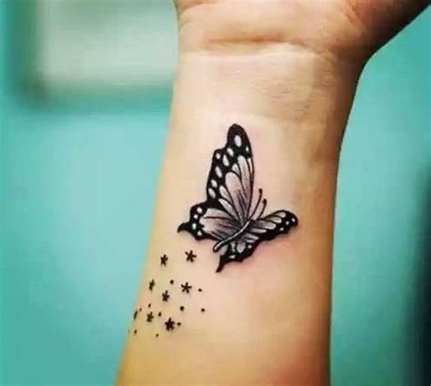 Bu, bilek bölgesi için çok küçük boyutlu tasarımlar isteyenlerin spor yapabileceği çok sanatsal bir stildir. İlgili resim | Schmetterling tattoo, Schmetterling tattoo ...
