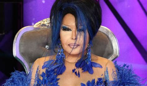 Diva bülent ersoy kaç doğumlu aslen nereli, eğitimi ve kimdiri. Bülent Ersoy kimdir kaç yaşında ve nereli?
