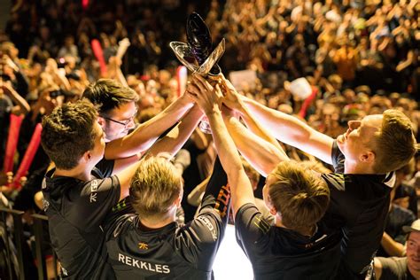 Fnatic Wins 2018 Eu Lcs Spring Split Champions Sweeps G2 Esports The