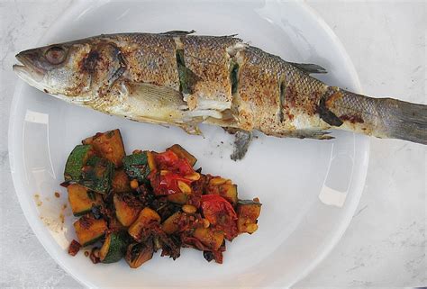 Gegrillter Wolfsbarsch mit mediterranem Zucchinigemüse von Mathias56