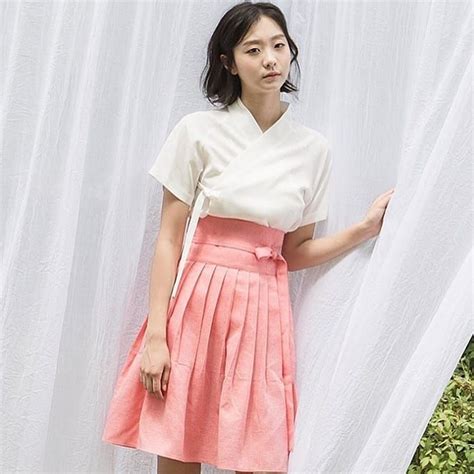 9 inspirasi outfit kim dami dengan bawahan rok high waist