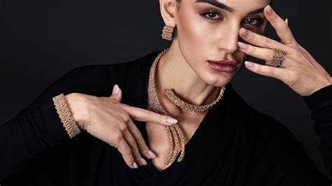 Unlocking The Secrets To Layering Your Gold Jewellery Like A Pro