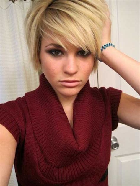 A short haircut with bangs is great for women with fine or thick hair. Funky short pixie haircut with long bangs ideas 51 - Fashion Best