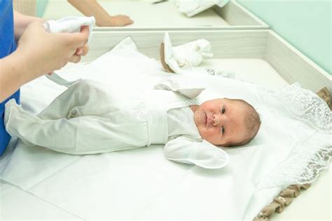 Emociones De Un Beb Reci N Nacido Foto De Archivo Imagen De Feliz